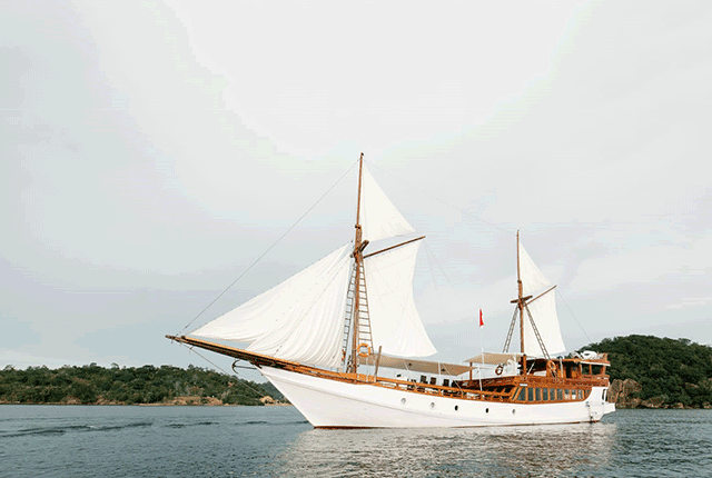 komodo boat charter