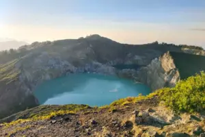 kelimutu volcano lake
