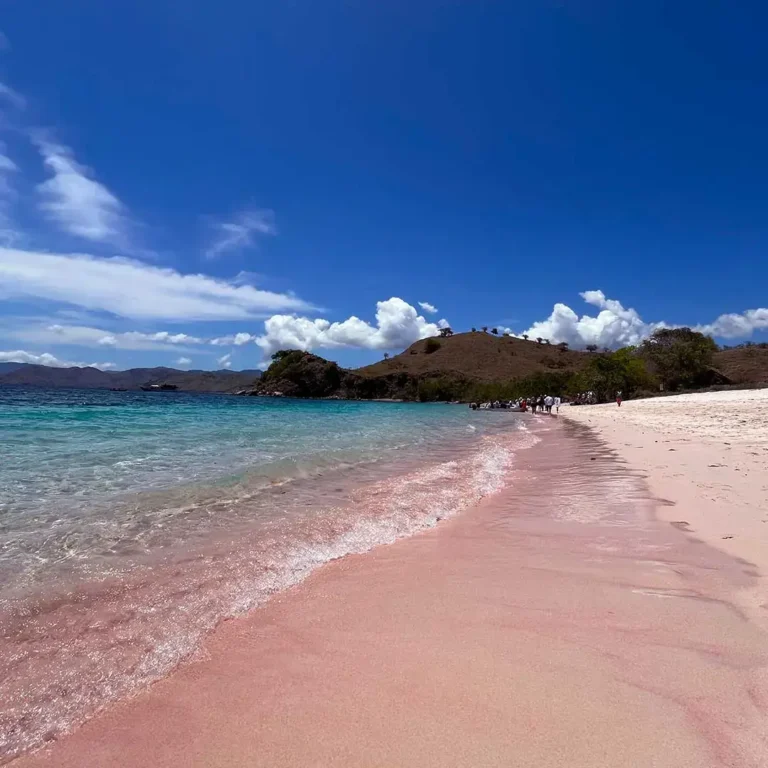 Pink Beach in Komdoo